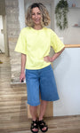 Look urbain avec t-shirt oversize jaune 