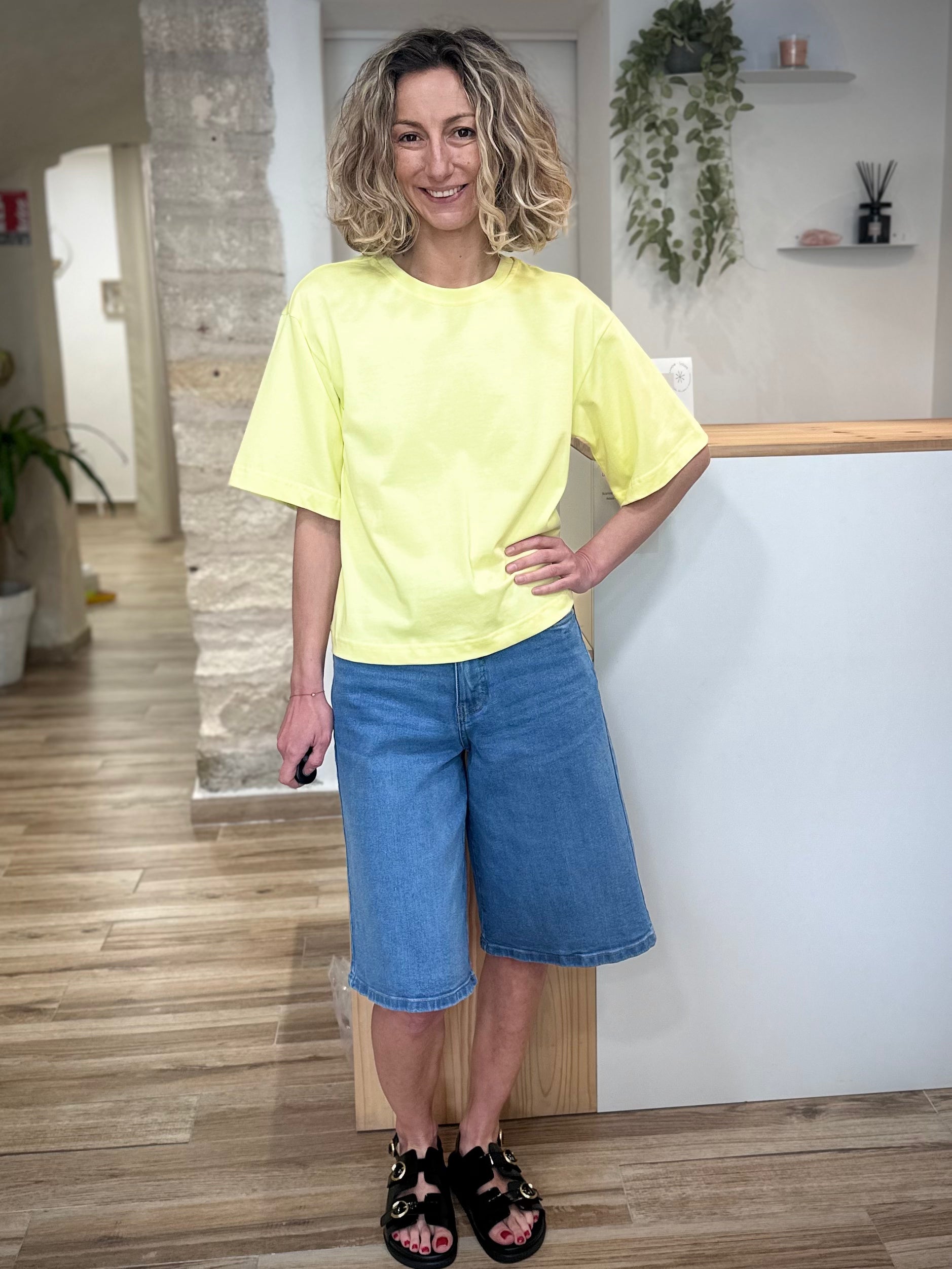 Look urbain avec t-shirt oversize jaune 