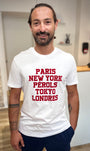 Homme portant un tee-shirt blanc imprimé rouge Paris New-York Pérols Tokyo Londres