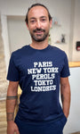 Homme portant un tee-shirt bleu marine imprimé blanc Paris New-York Pérols Tokyo Londres