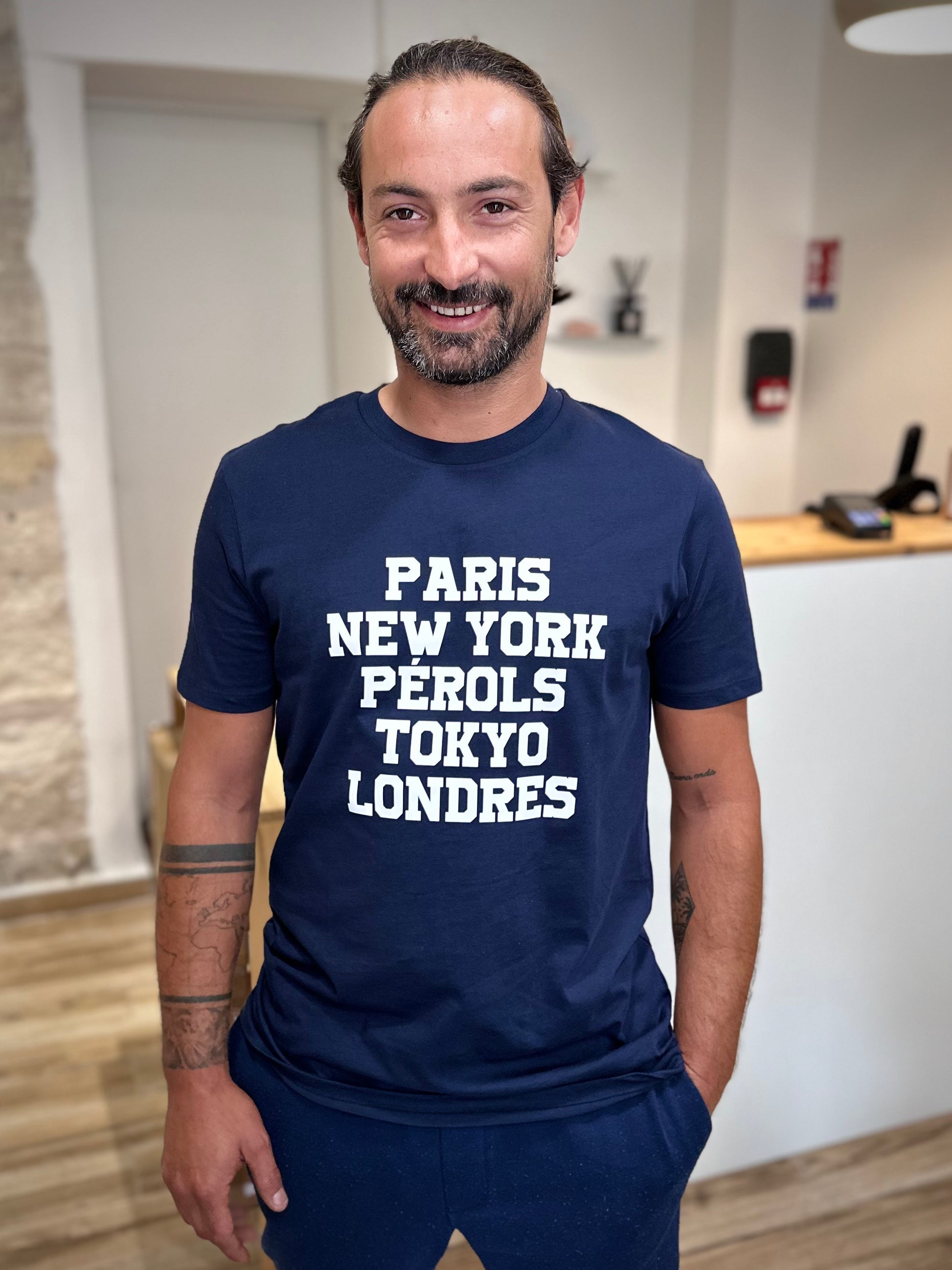 Tee-shirt homme en coton bleu marine avec imprimé graphique blanc