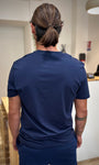 Tee-shirt imprimé graphique blanc sur fond bleu marine de dos