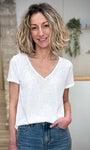 Femme portant t-shirt ivoire col v élégant 
