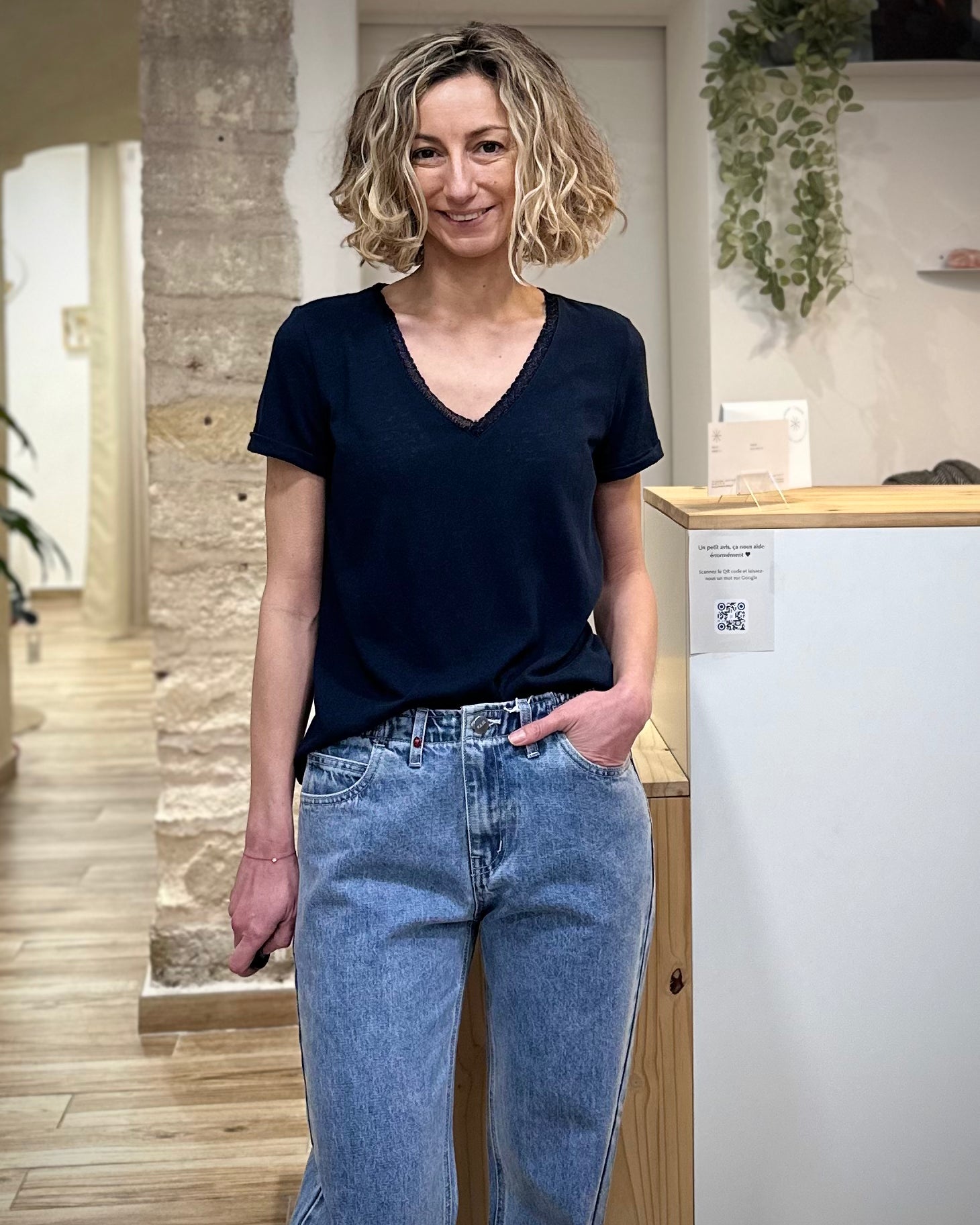 Femme portant un t-shirt col V bleu marine