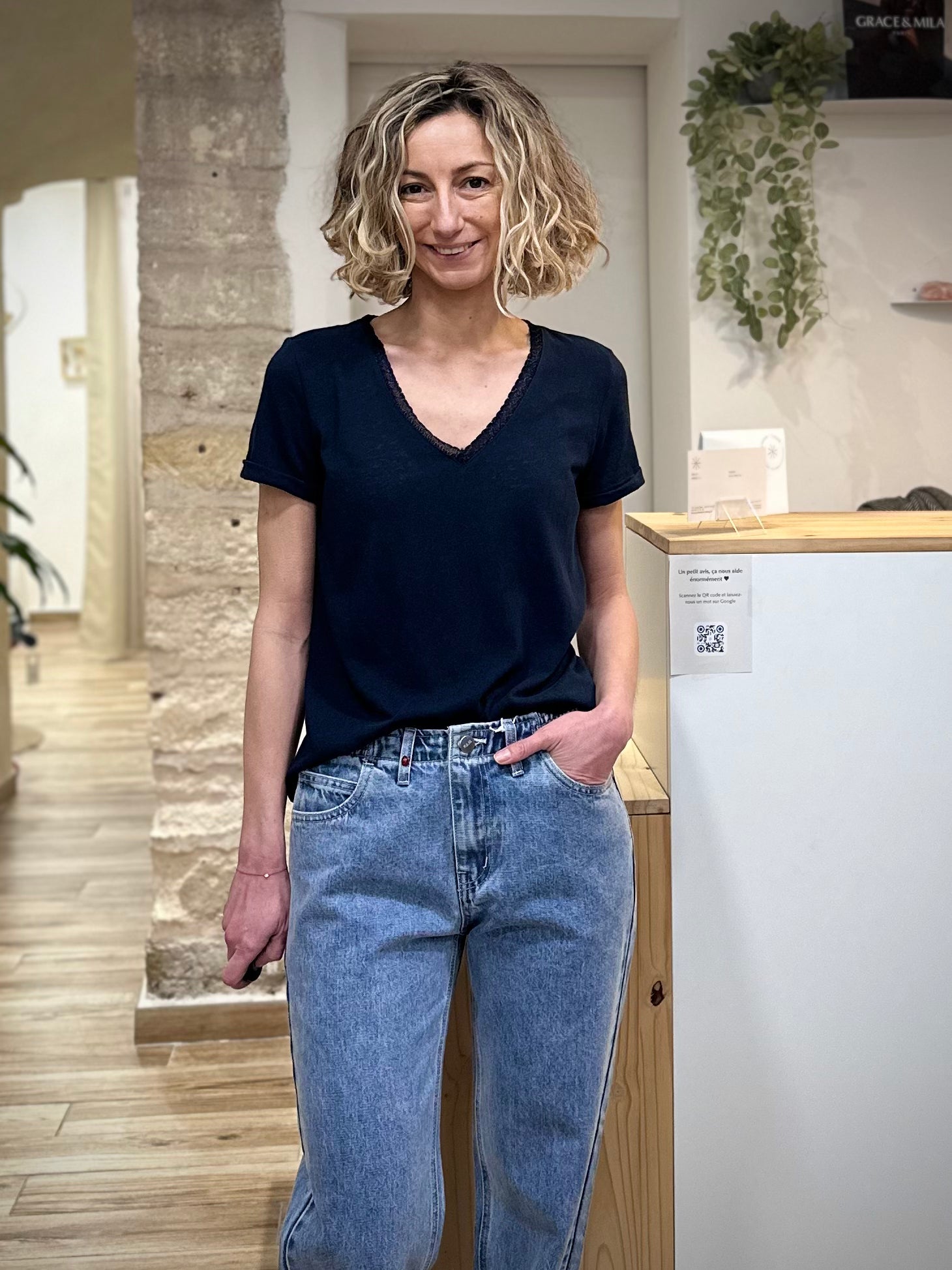 Femme portant un t-shirt col V bleu marine