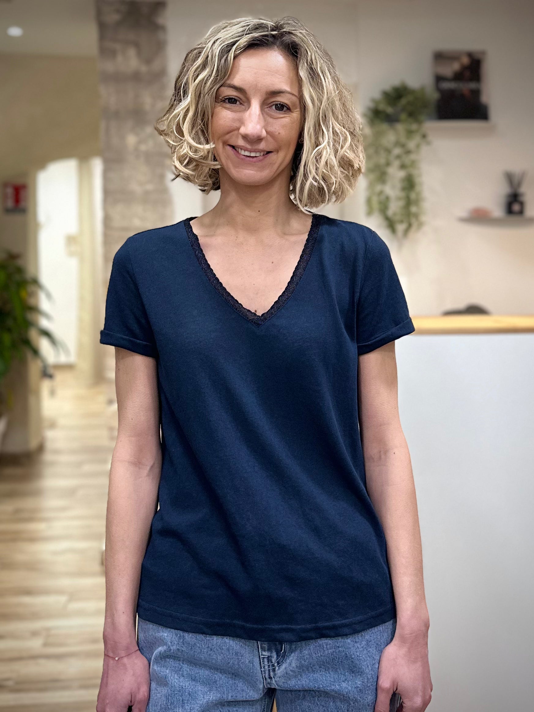 T-shirt col V élégant pour femme