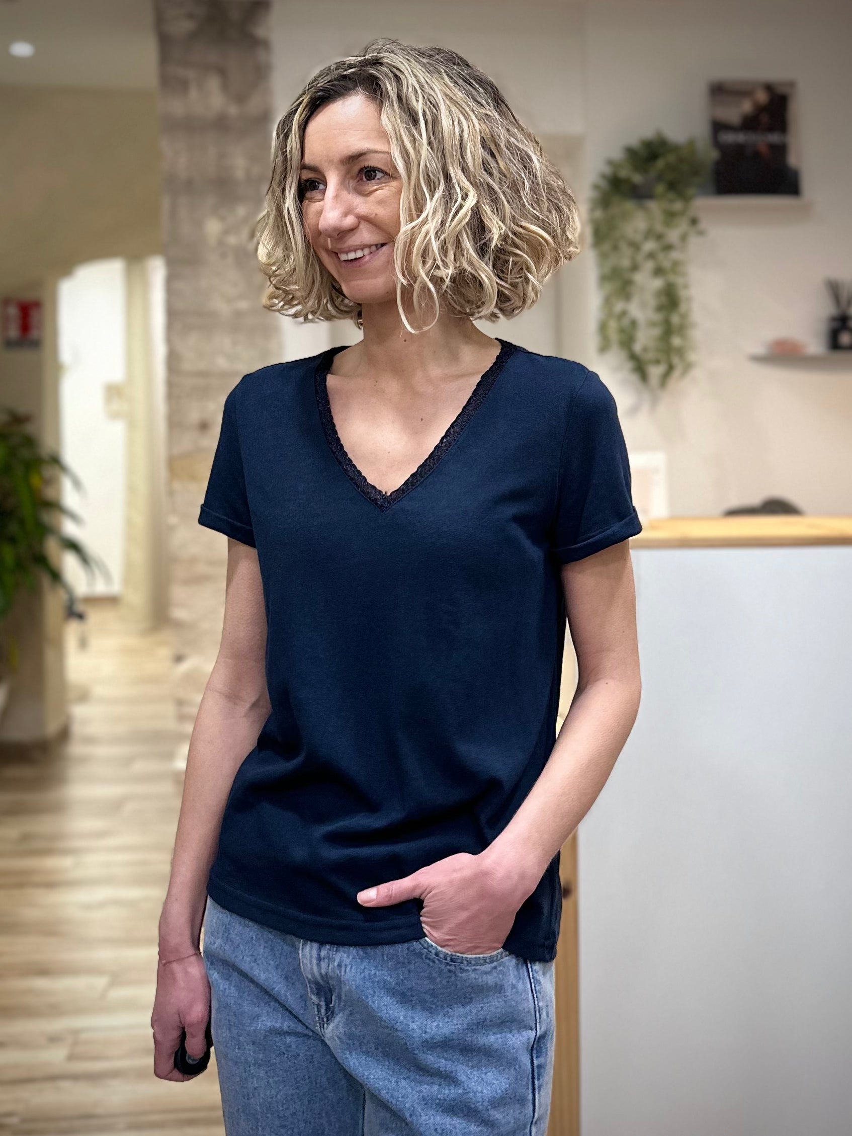 Haut femme bleu marine intemporel