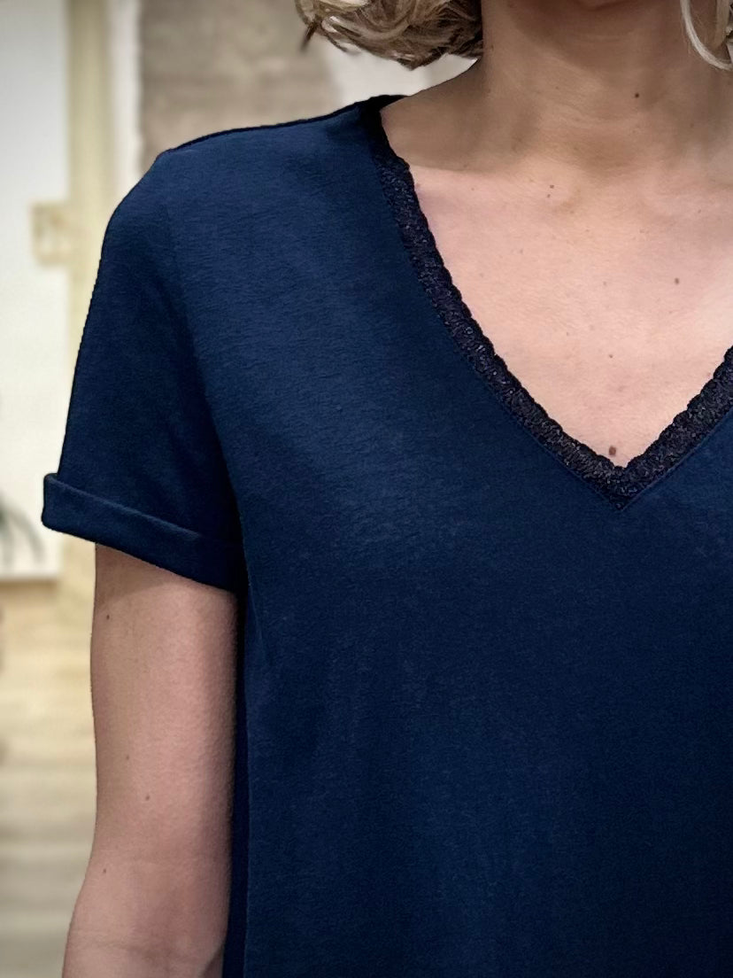 Détail col V avec liseré lurex t-shirt femme