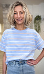 Femme portant un t-shirt rayé bleu ciel coupe boxy 