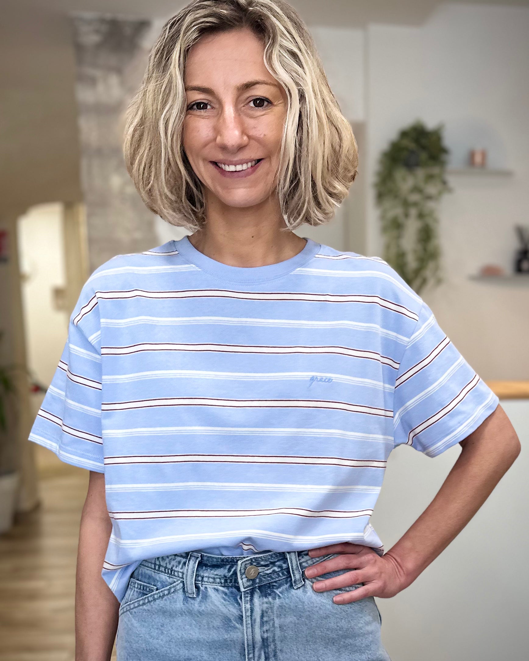Femme portant un t-shirt rayé bleu ciel coupe boxy 