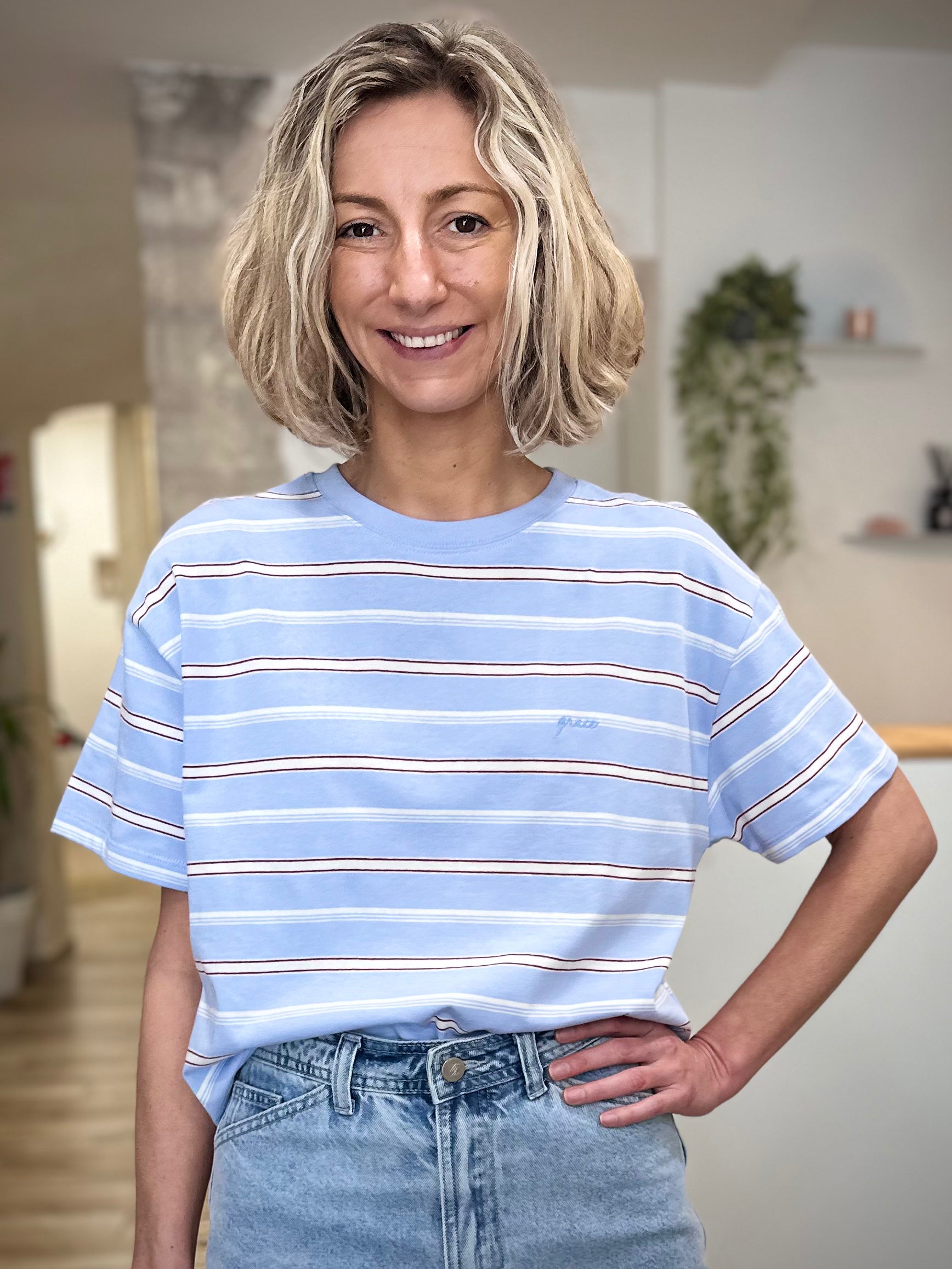 Femme portant un t-shirt rayé bleu ciel coupe boxy 