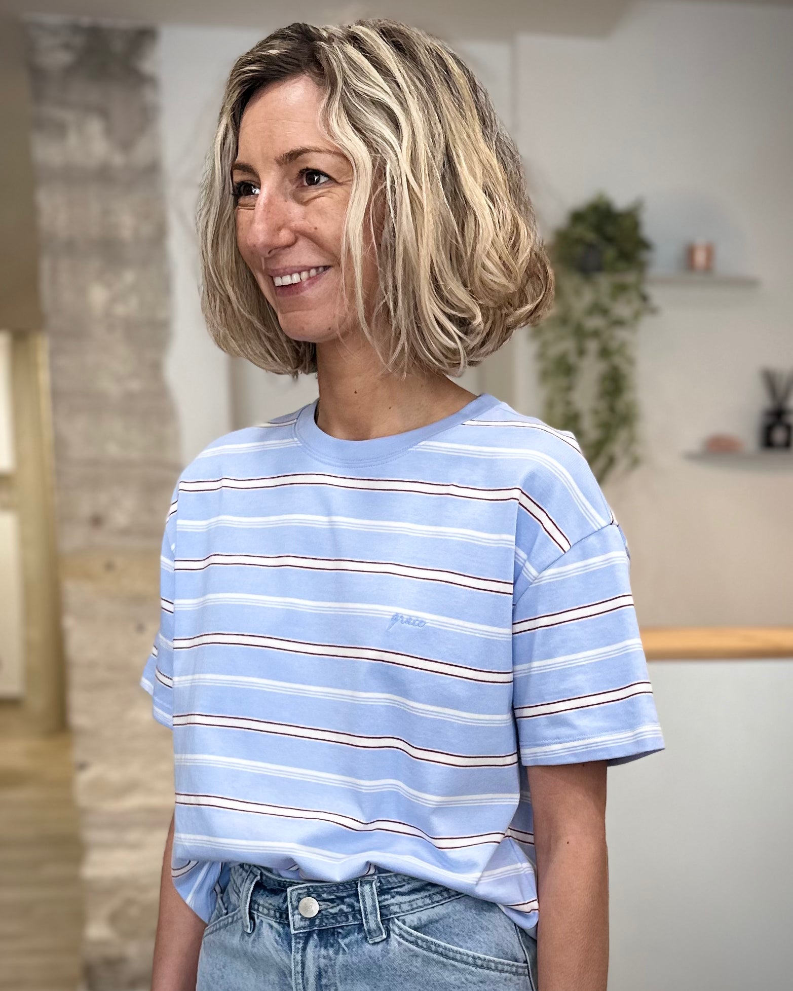 T-shirt femme bleu ciel à rayures blanches et rouges 