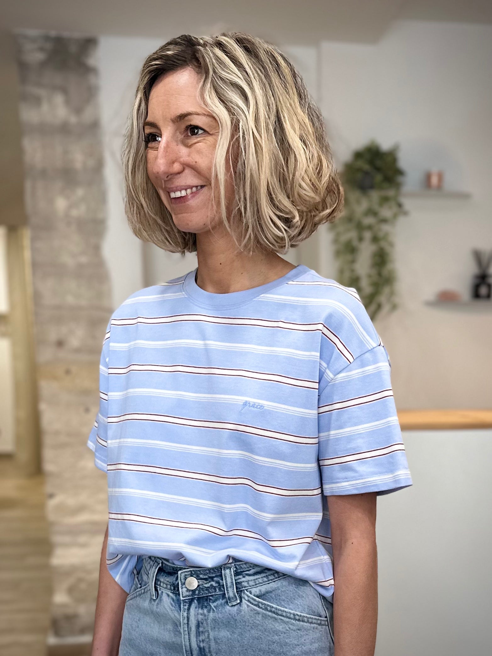 T-shirt femme bleu ciel à rayures blanches et rouges 