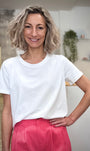 Femme portant un tee-shirt blanc manches courtes coupe regular 