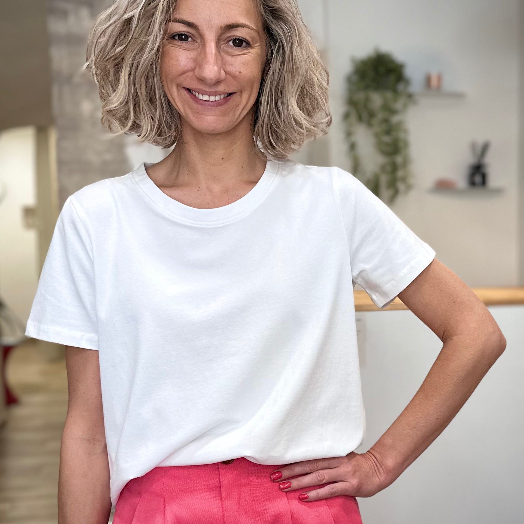 Femme portant un tee-shirt blanc manches courtes coupe regular 