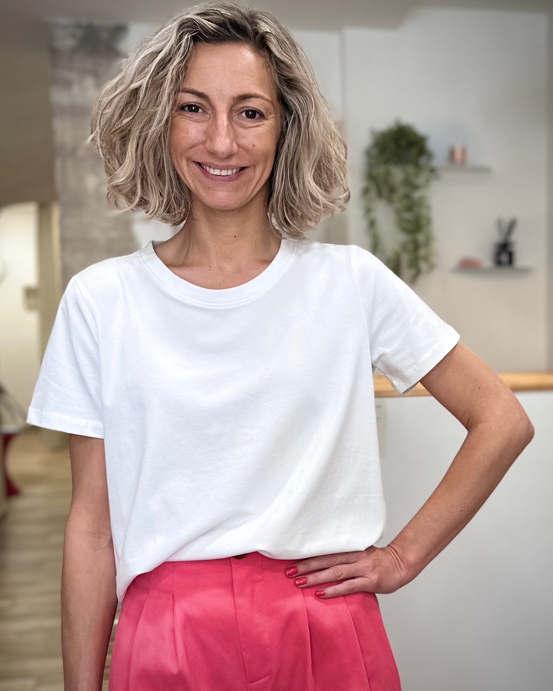 Femme portant un tee-shirt blanc manches courtes coupe regular 