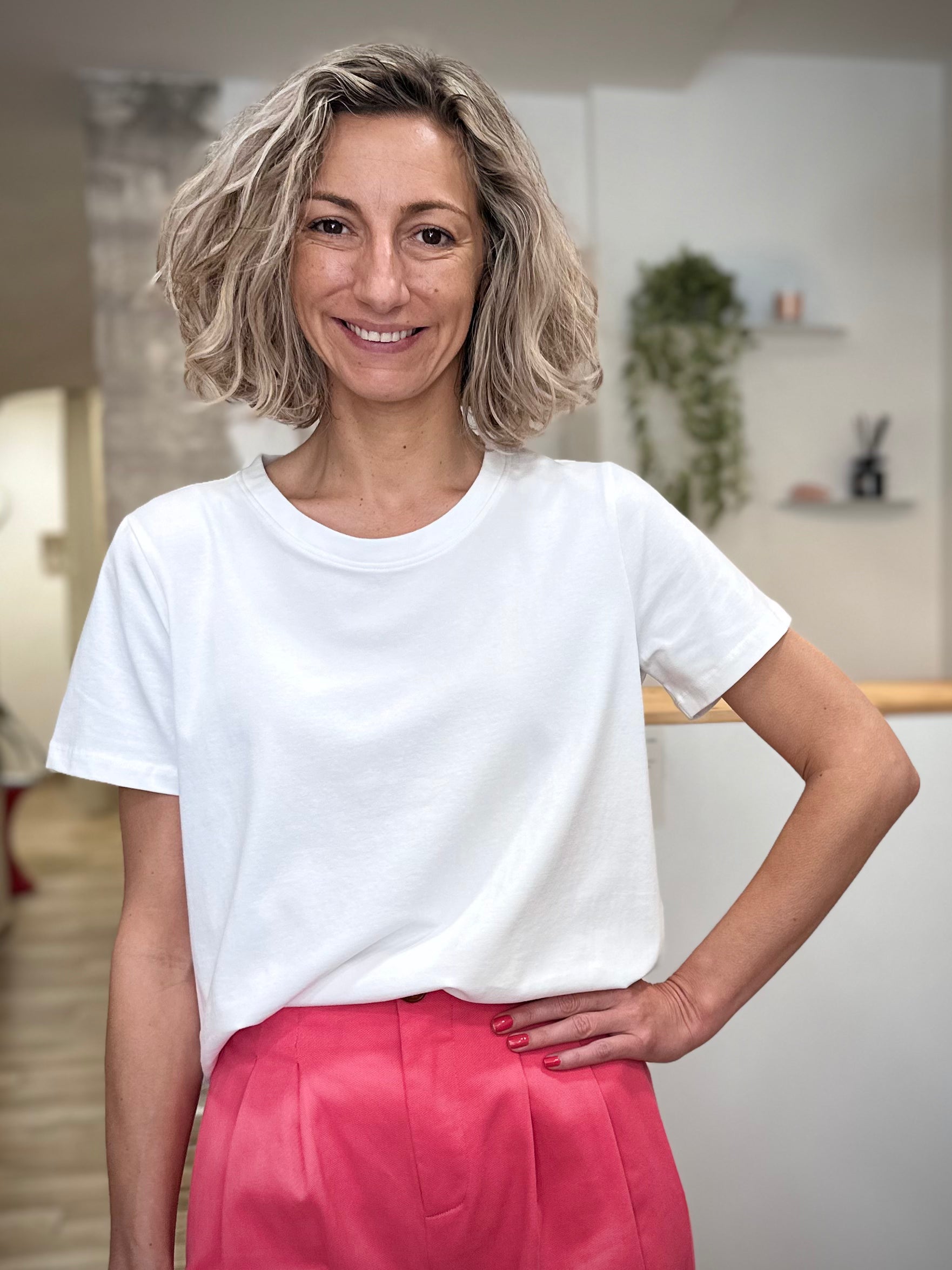 Femme portant un tee-shirt blanc manches courtes coupe regular 