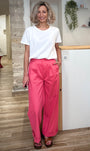 Look casual chic avec tee-shirt blanc et pantalon rose