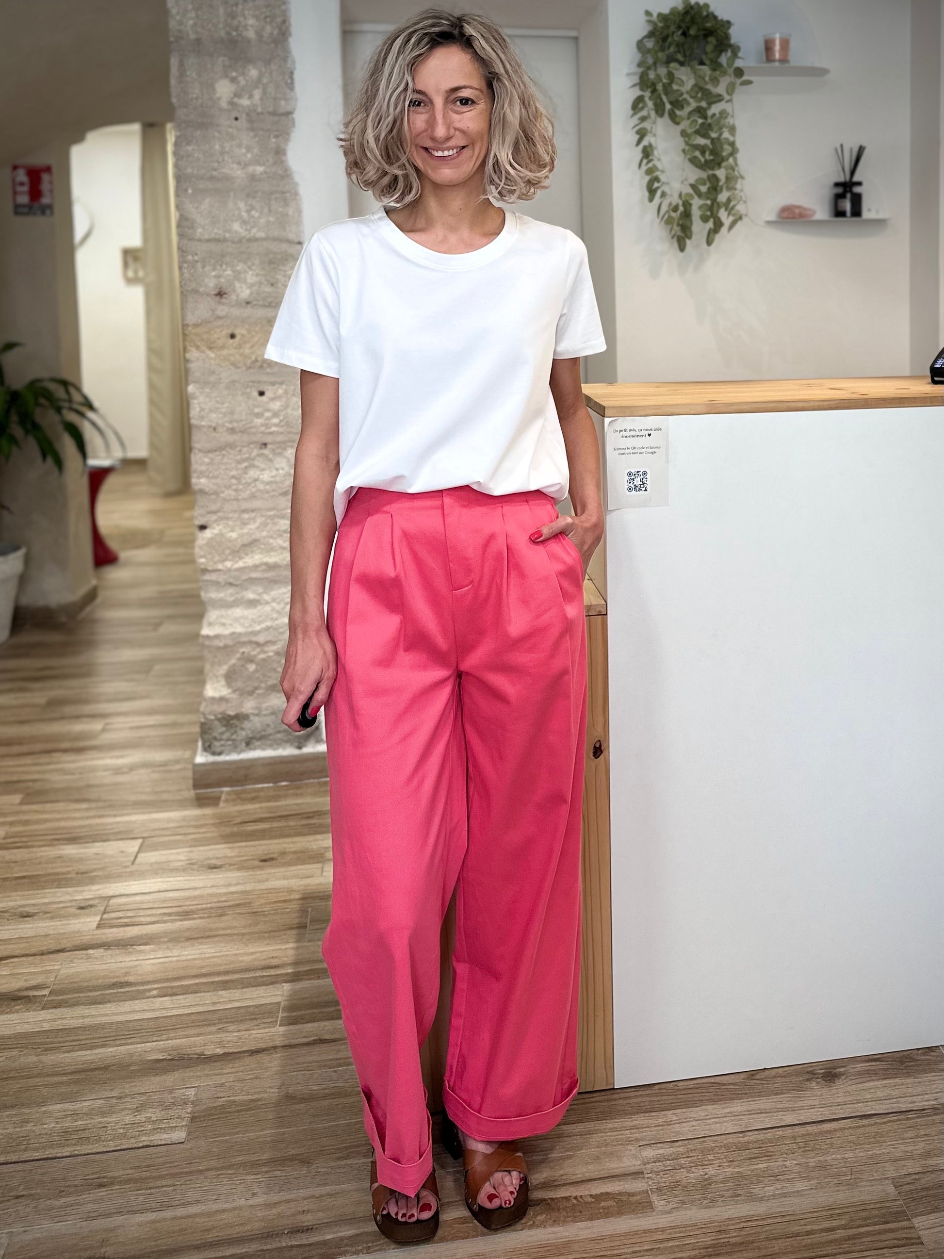 Look casual chic avec tee-shirt blanc et pantalon rose