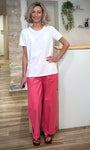 Femme de face portant un tee-shirt blanc minimaliste 