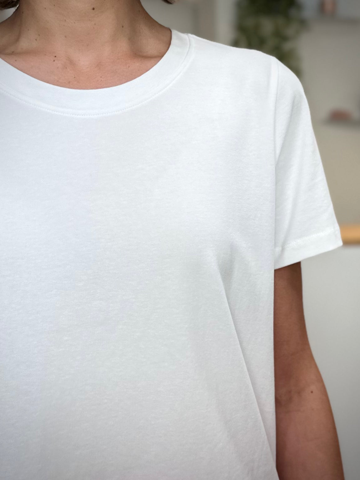 Détail du tee-shirt blanc femme col rond classique 