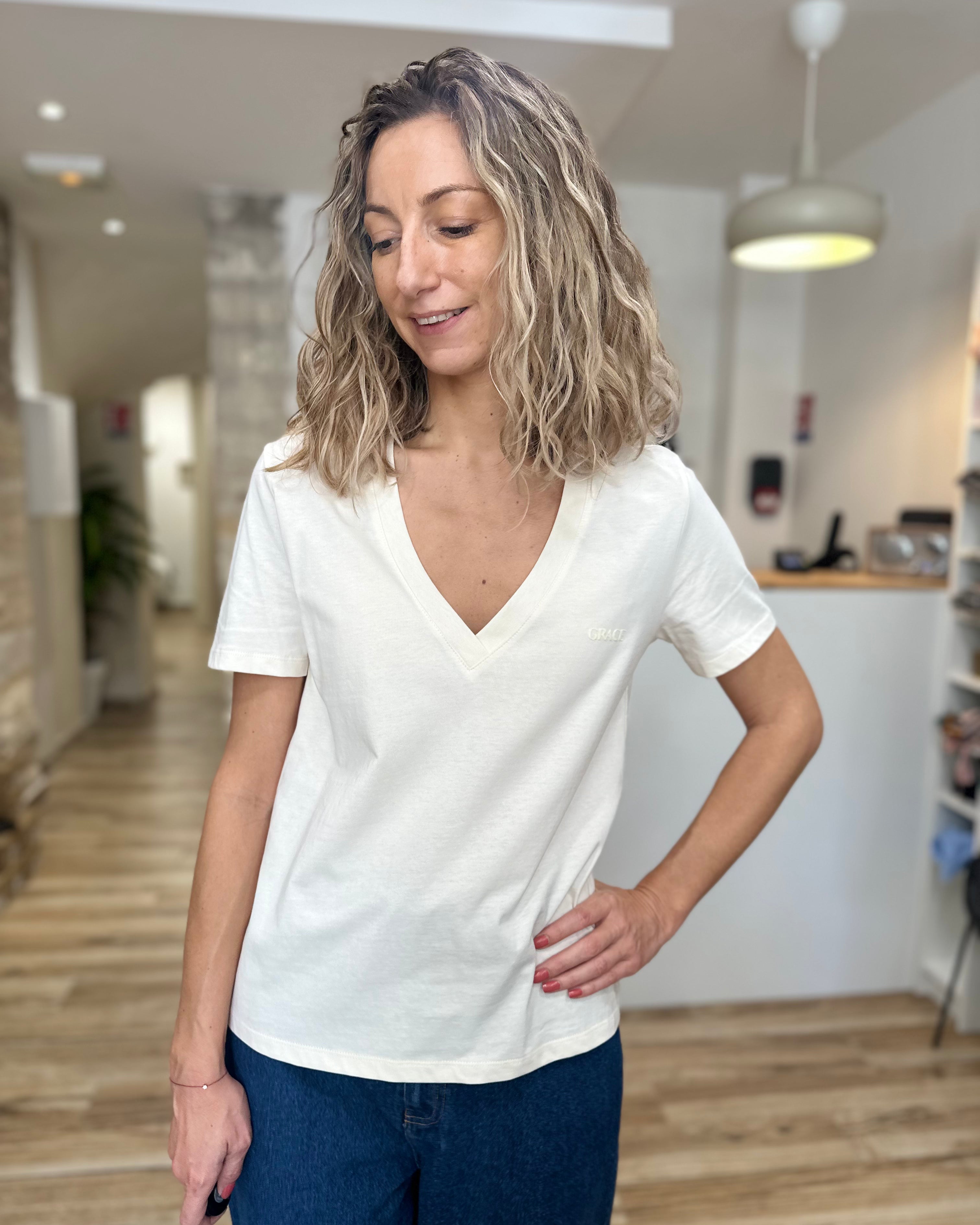 Femme portant un t-shirt beige en coton simple et élégant