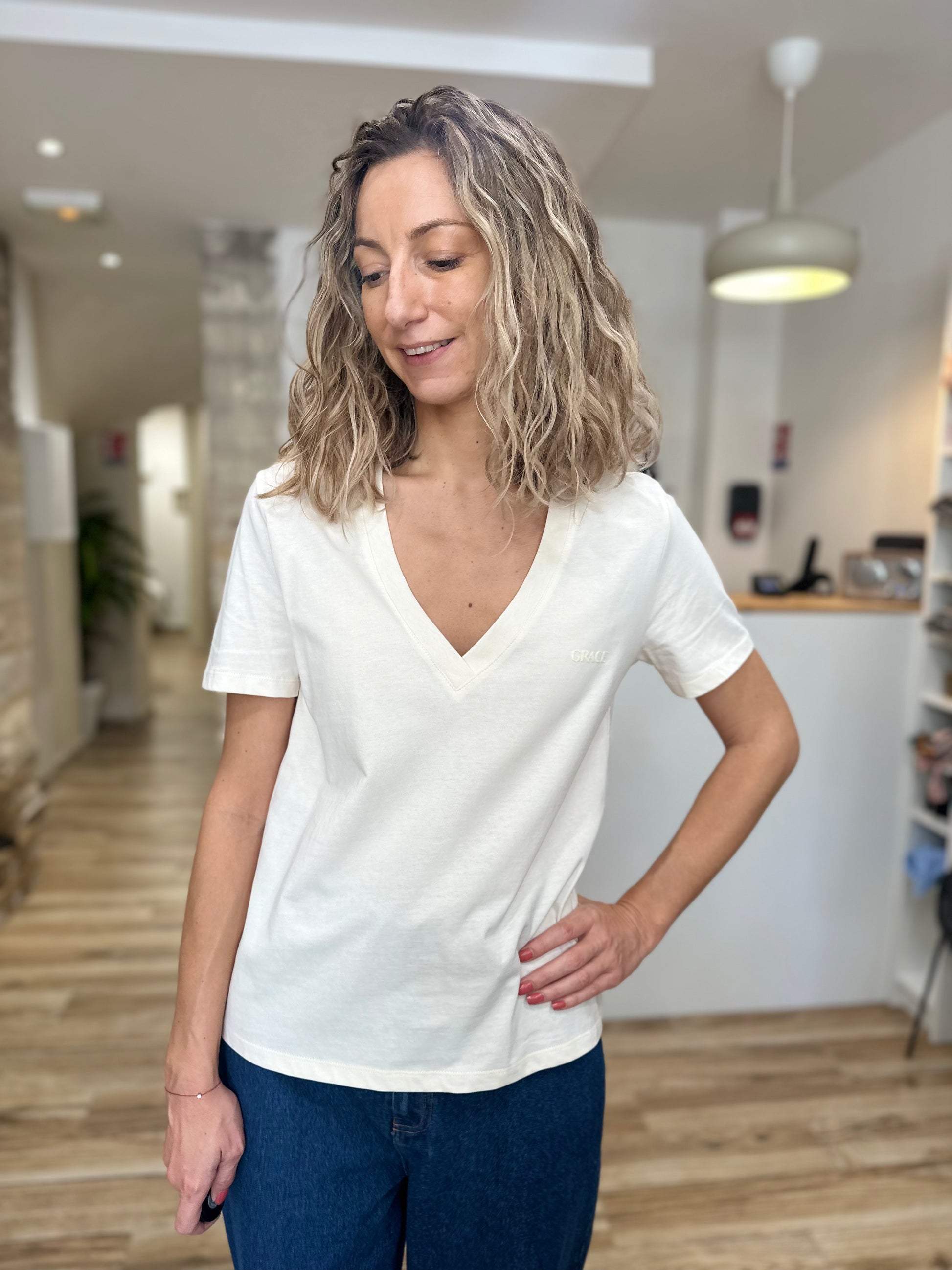 Femme portant un t-shirt beige en coton simple et élégant