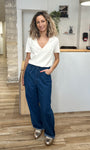 Femme décontractée en t-shirt beige et baskets dorées