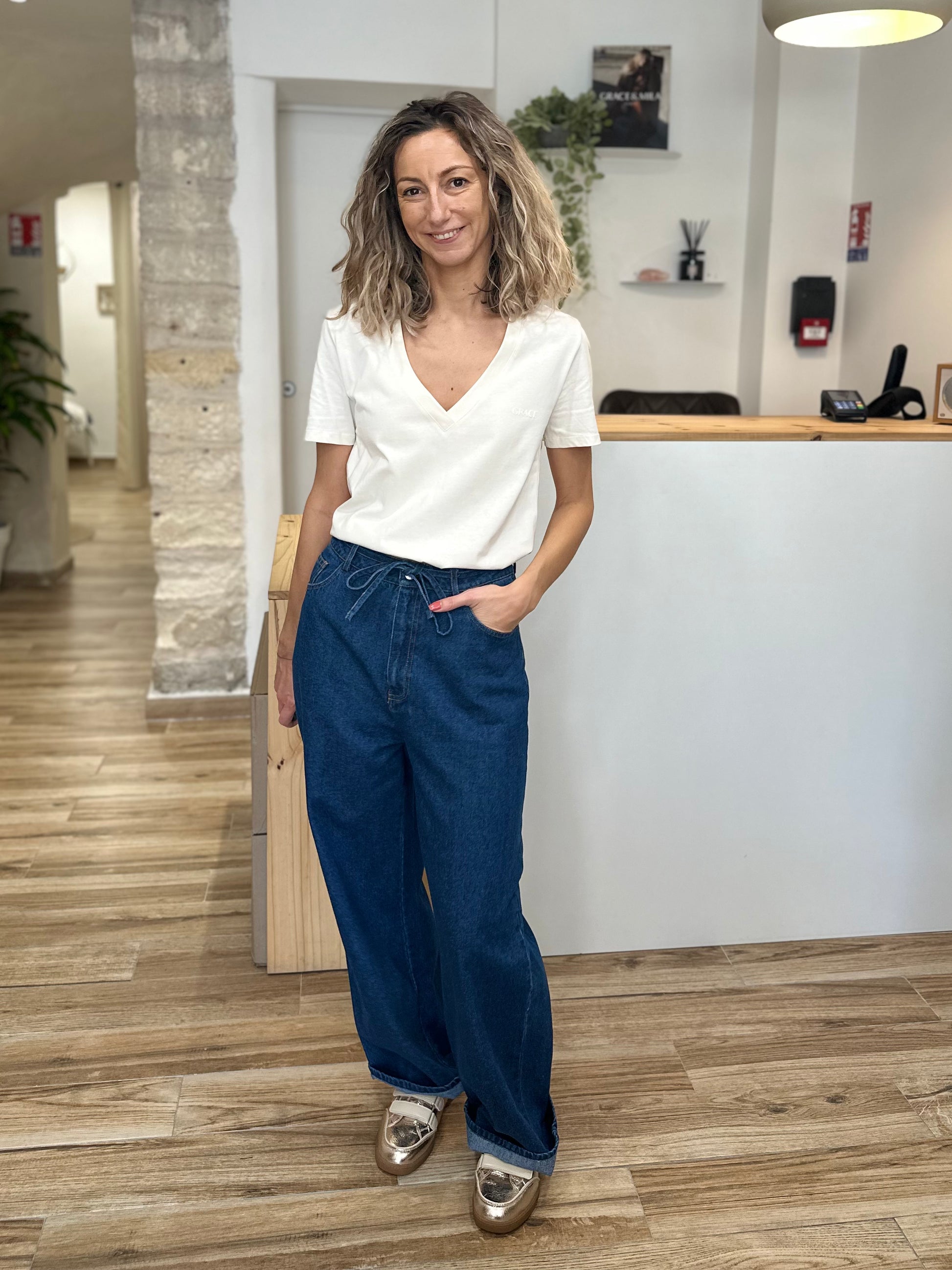 Femme décontractée en t-shirt beige et baskets dorées