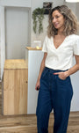 Femme portant un t-shirt beige manches courtes casual chic