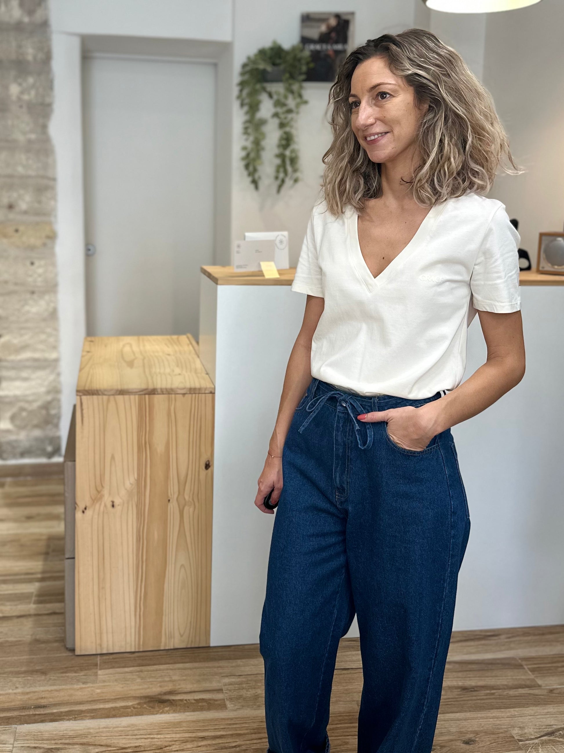 Femme portant un t-shirt beige manches courtes casual chic