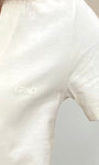 Gros plan sur la broderie « Grace » sur un t-shirt beige