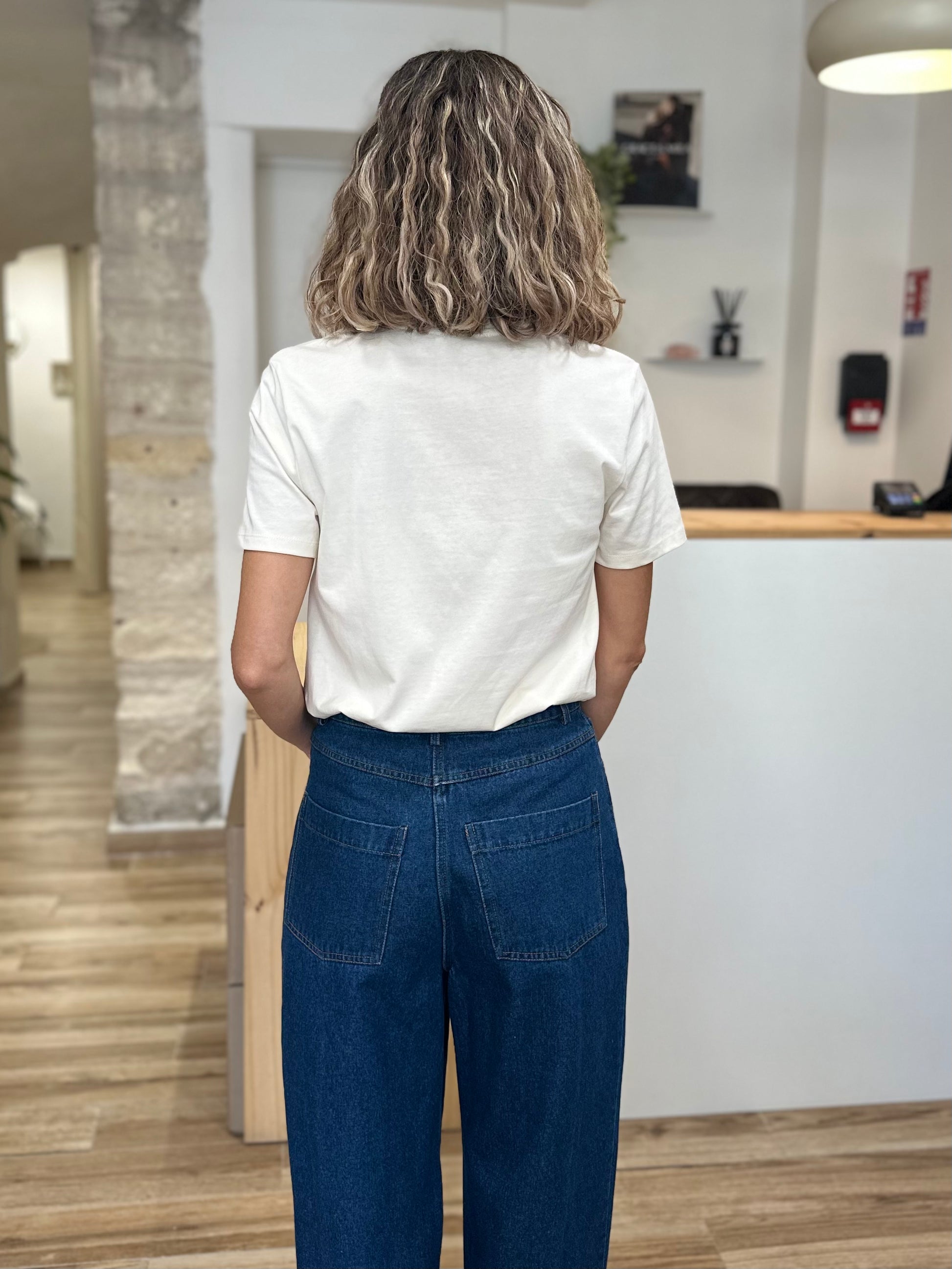 Vue de dos d’un t-shirt beige coupe droite coton
