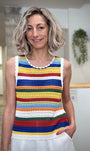 Femme portant un débardeur crochet multicolore en coton 