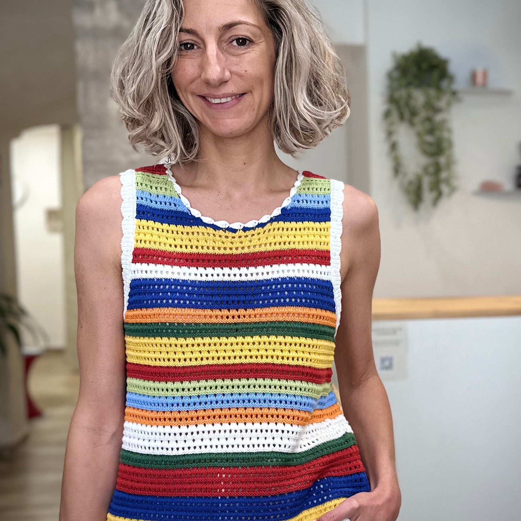Femme portant un débardeur crochet multicolore en coton 