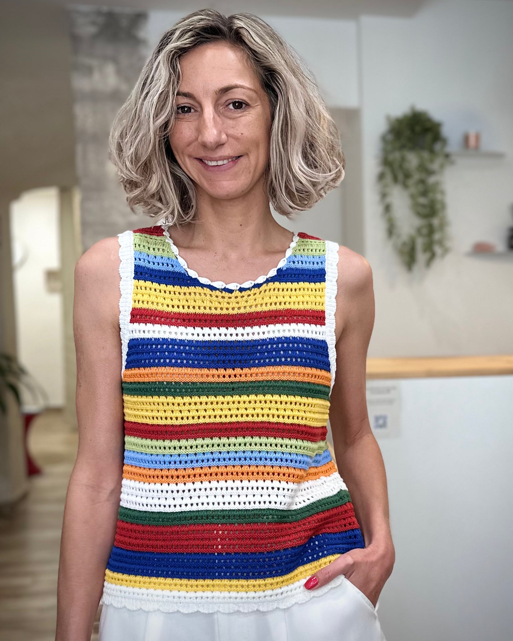 Femme portant un débardeur crochet multicolore en coton 