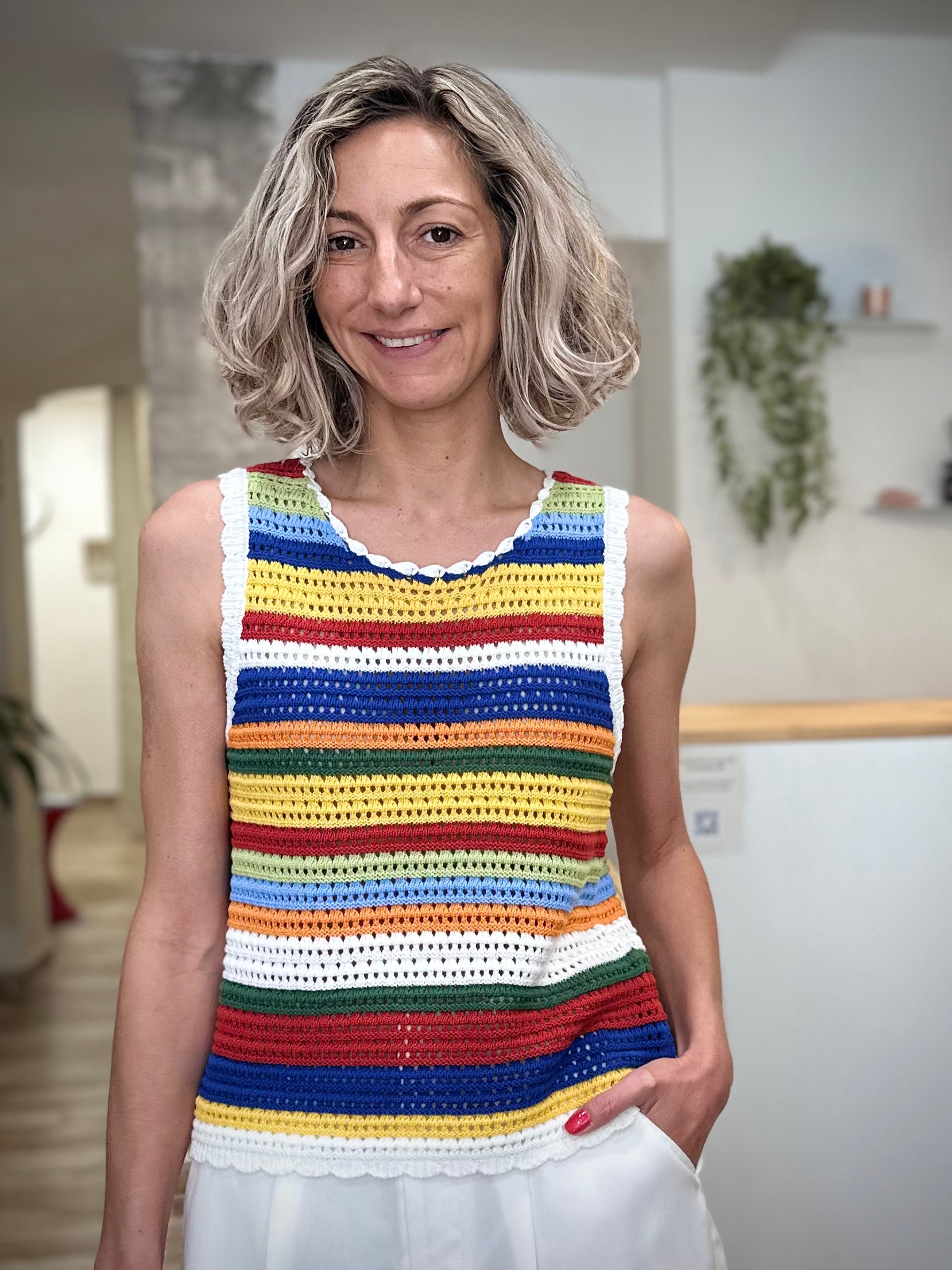 Femme portant un débardeur crochet multicolore en coton 
