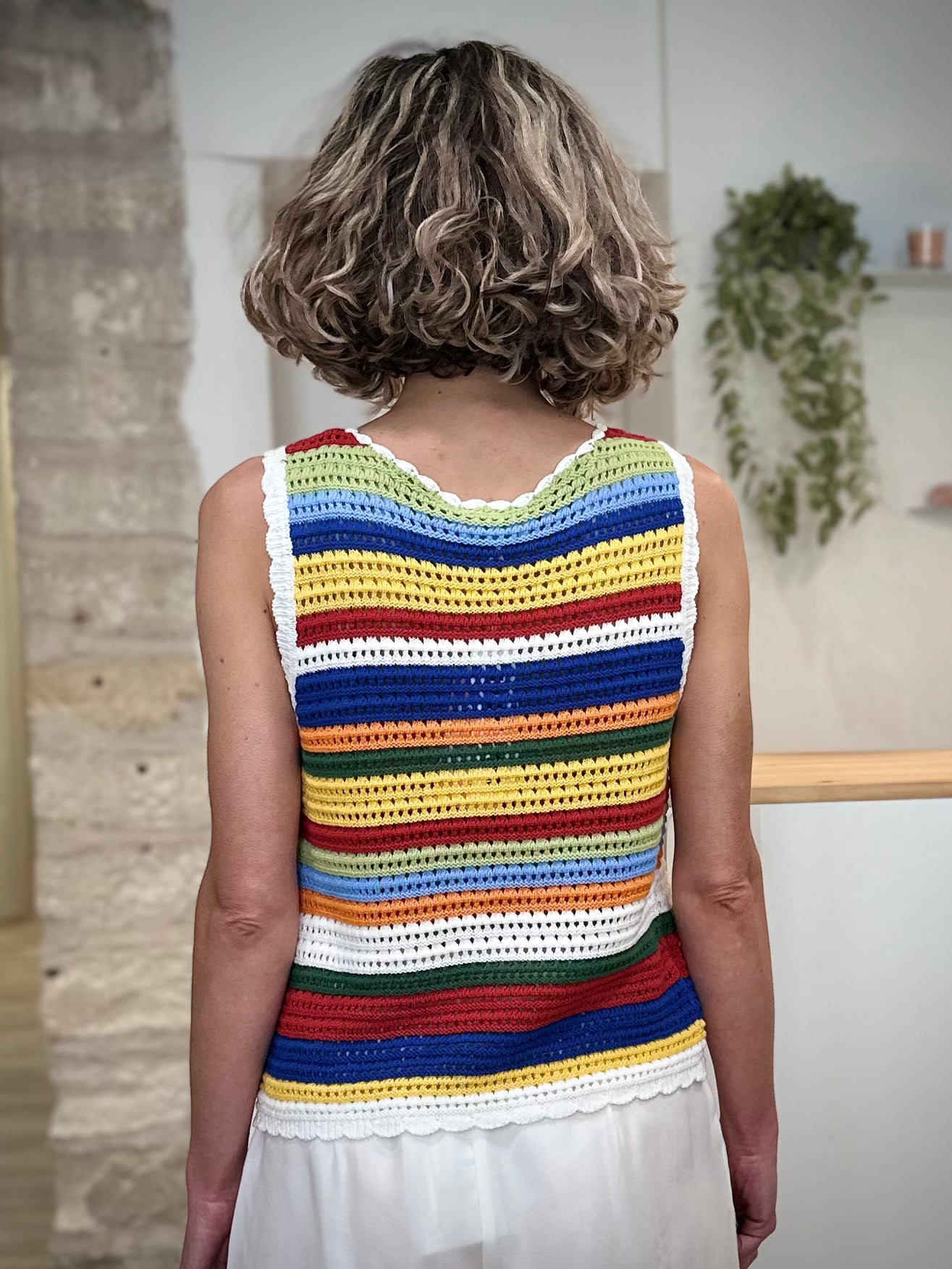 Pièce estivale colorée en maille crochet ajourée de dos