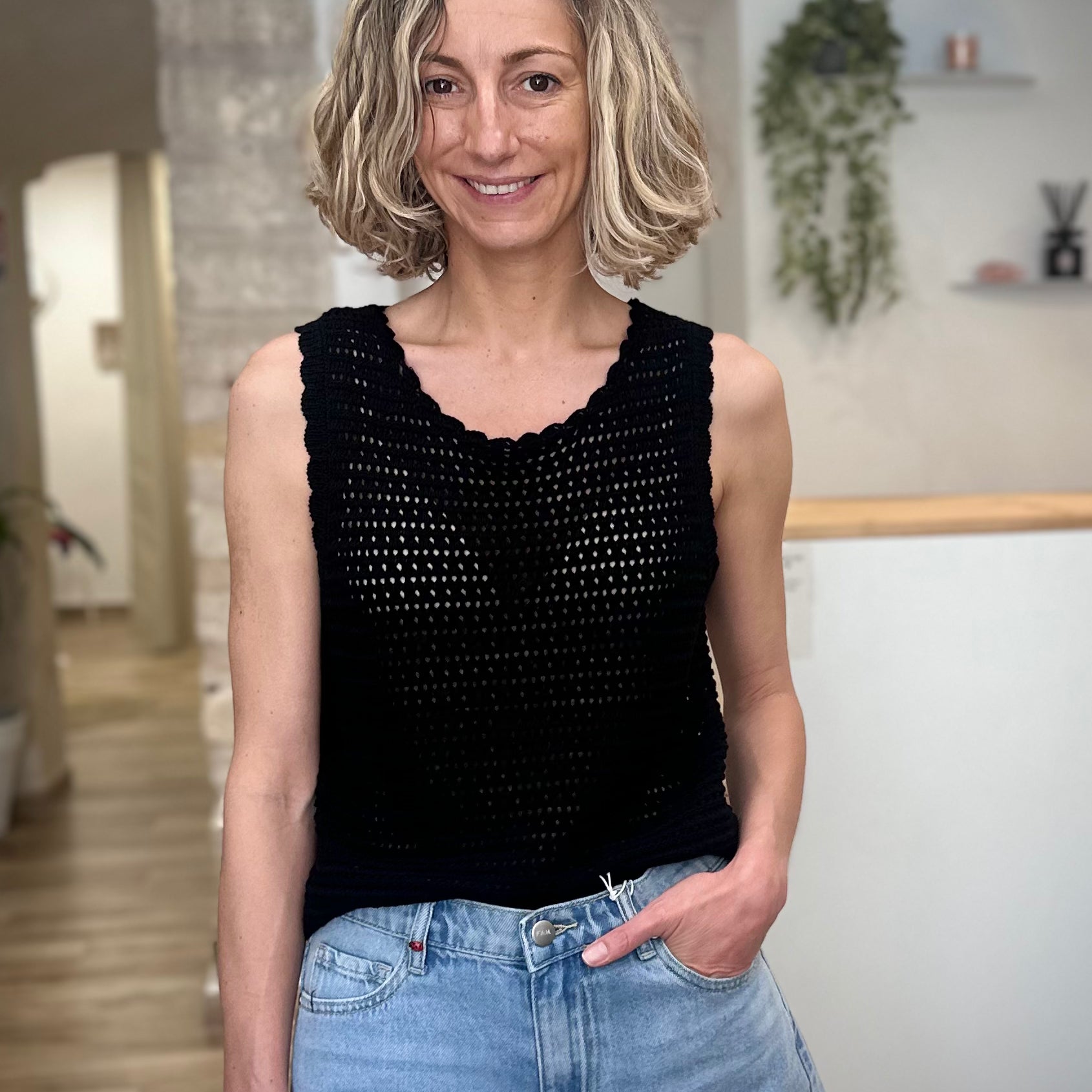 Femme portant un top en crochet noir 