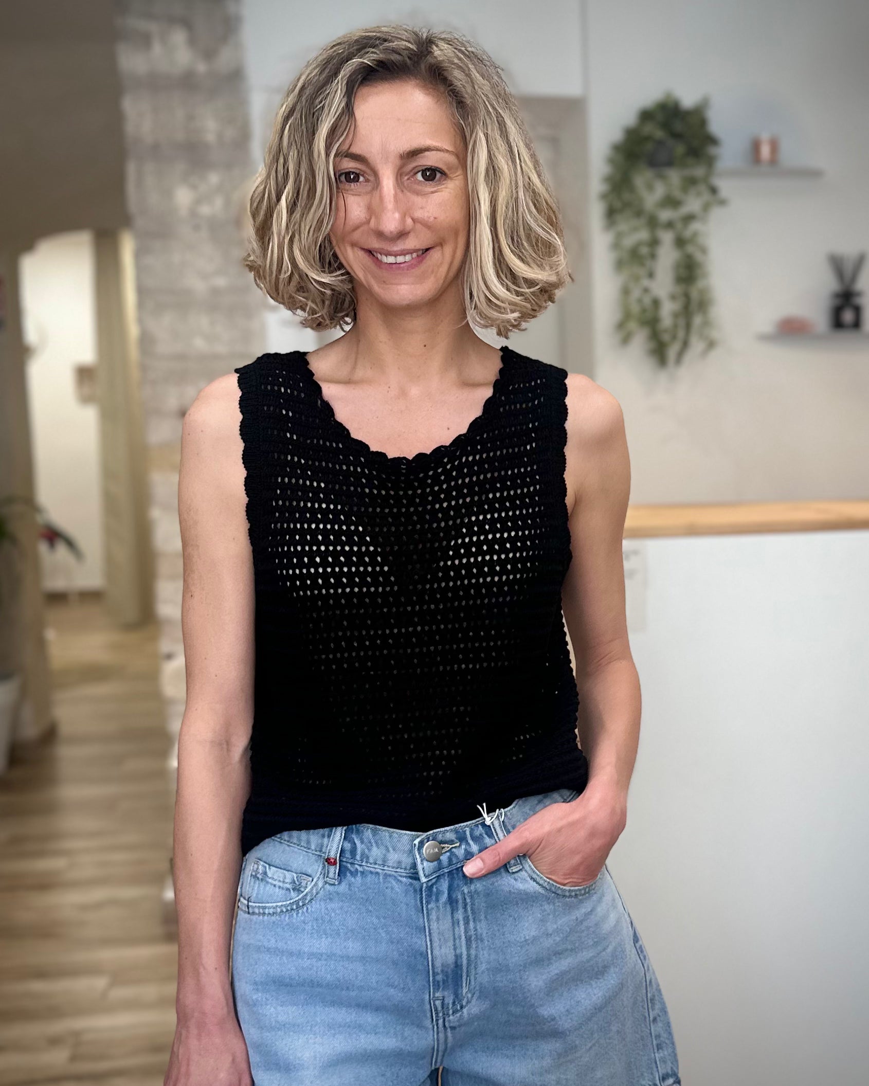 Femme portant un top en crochet noir 