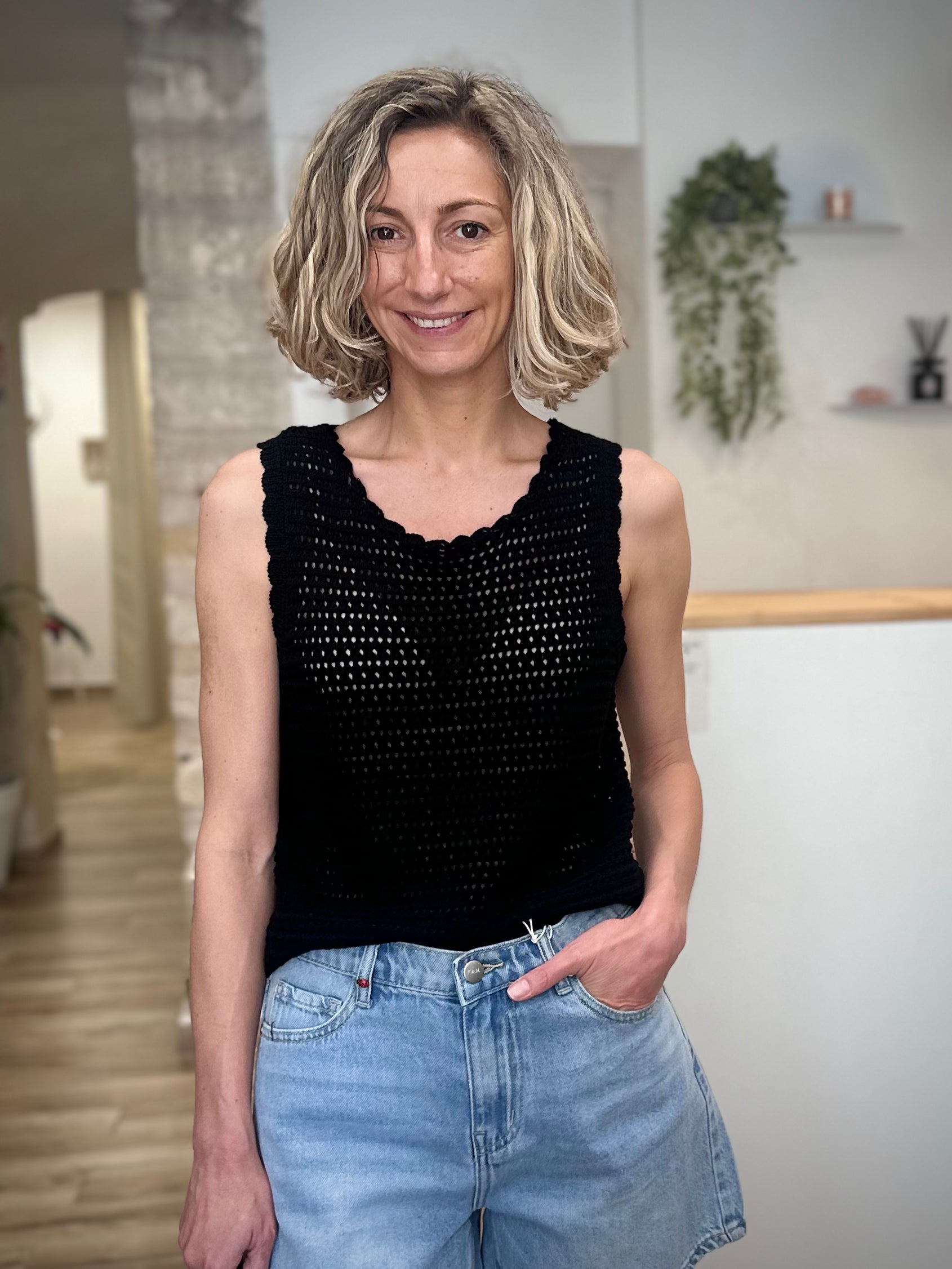 Femme portant un top en crochet noir 