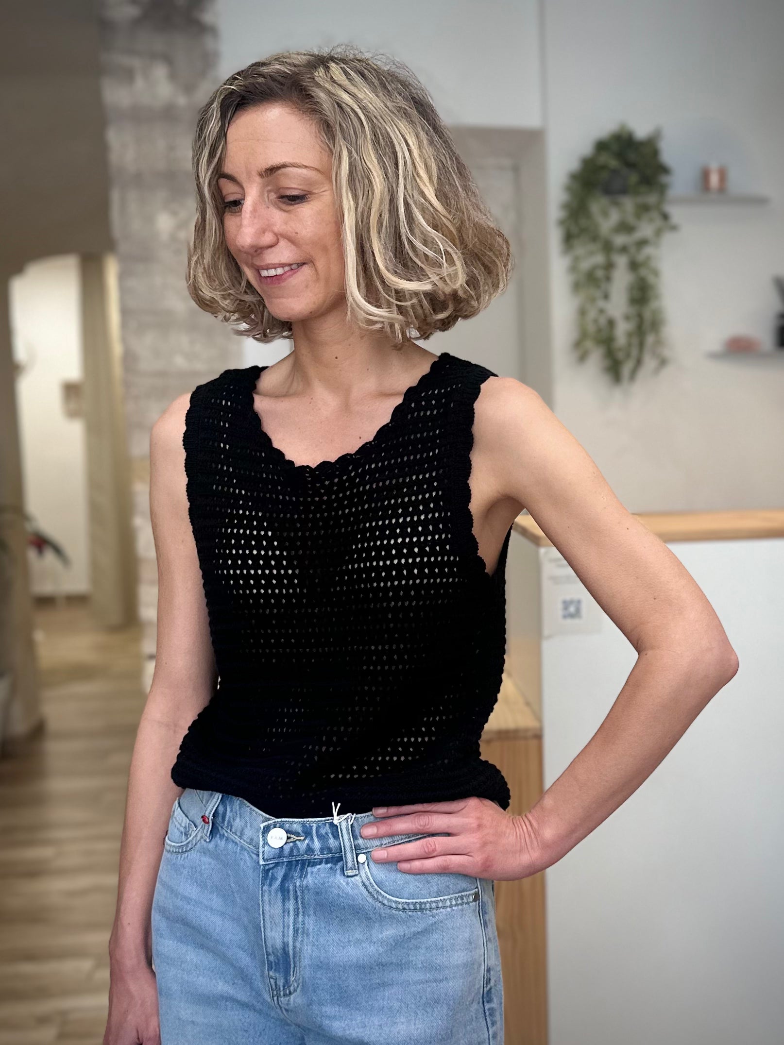 Débardeur noir en maille ajourée coton 