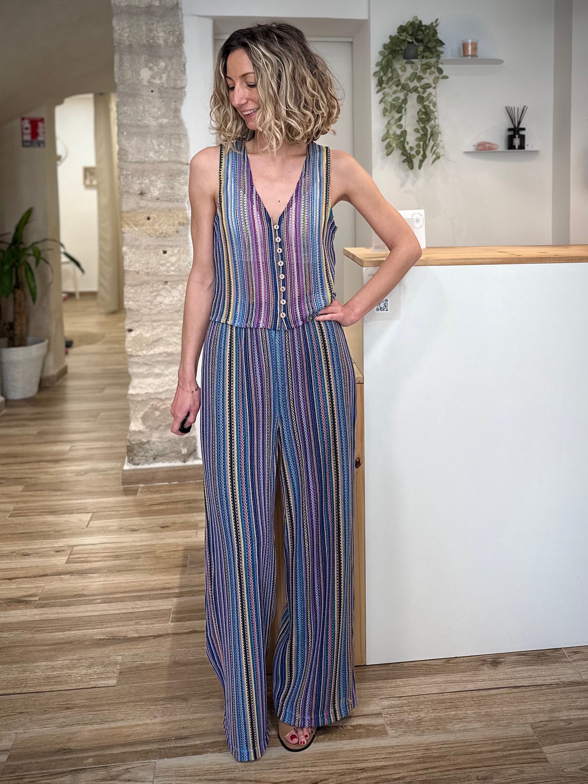 Top multicolore femme porté avec pantalon assorti 