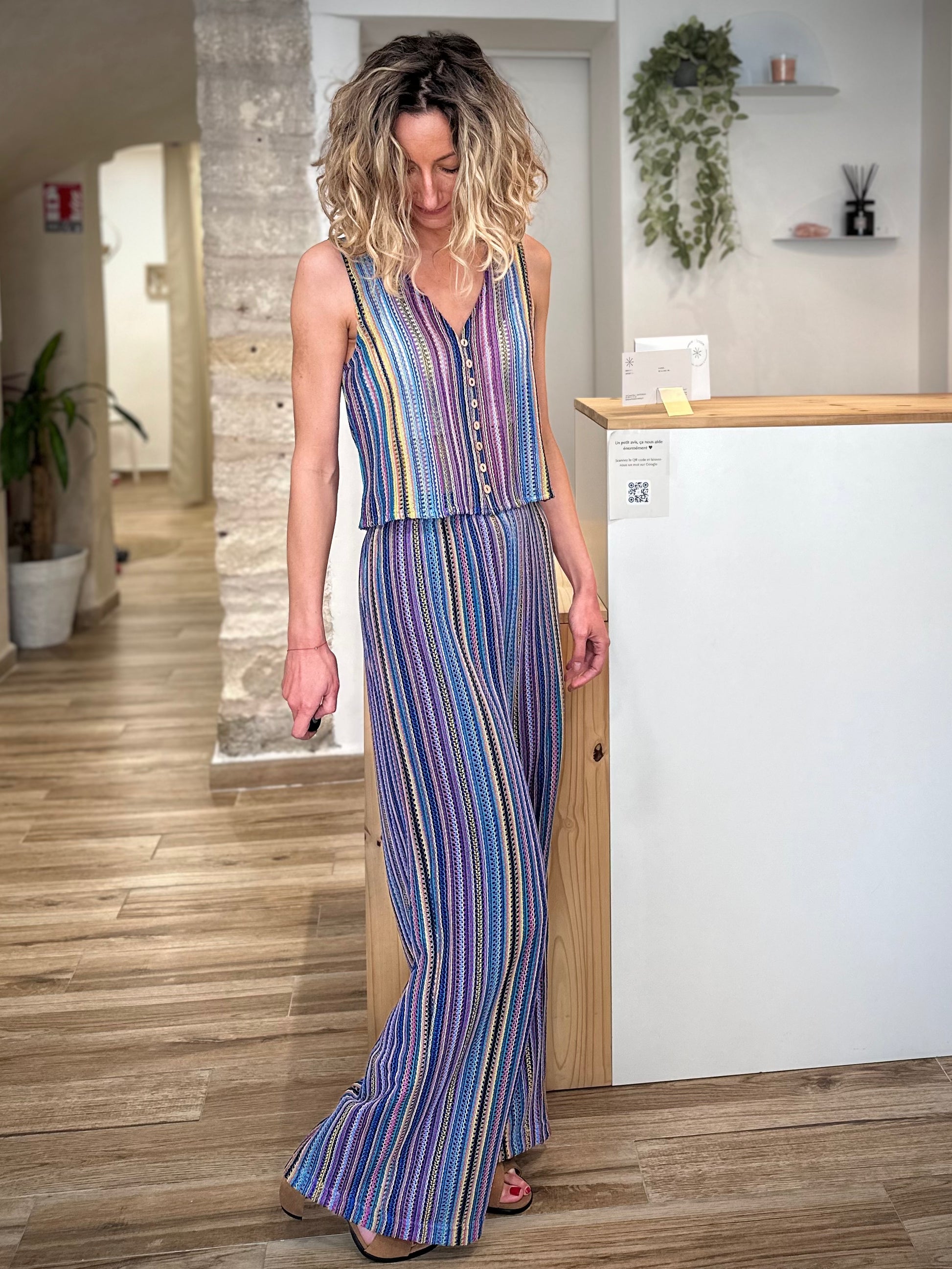 Top Muse multicolore femme porté avec pantalon Paulo assorti 