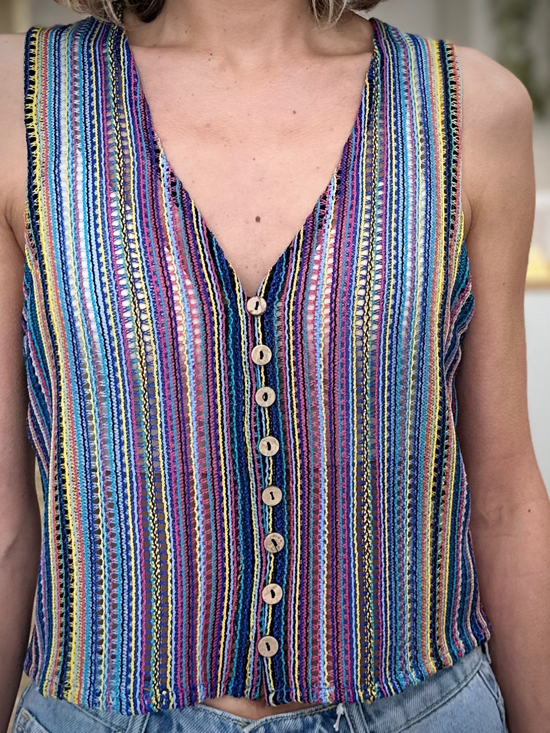 Détail boutons bois top crochet femme 