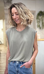 Femme portant t-shirt sans manches kaki en modal