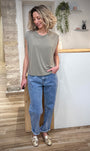 Look casual chic avec t-shirt sans manches kaki