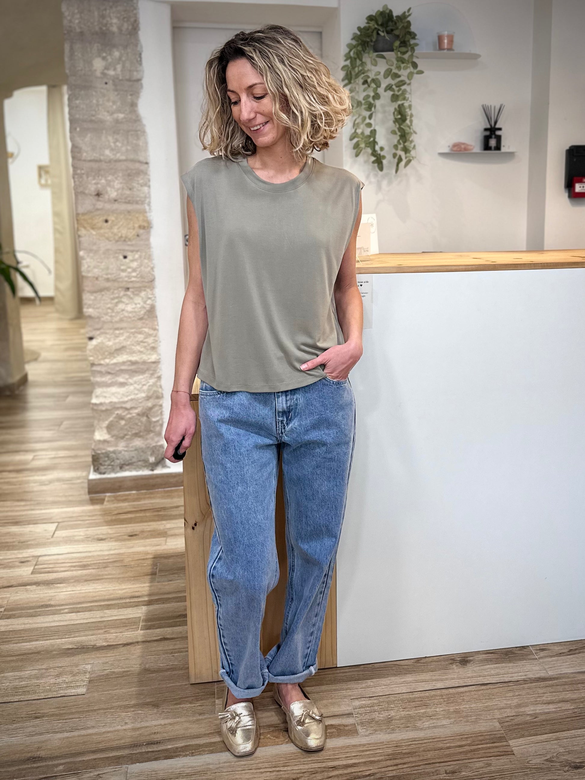 Look casual chic avec t-shirt sans manches kaki