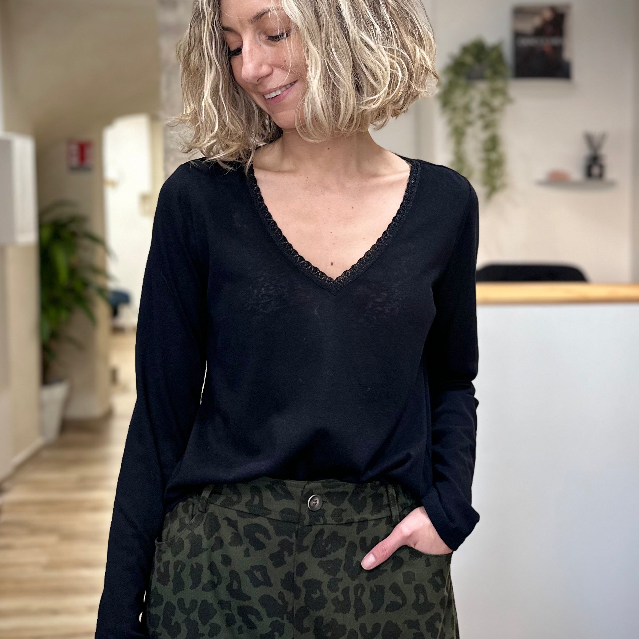 T-shirt noir femme coupe droite vu de face