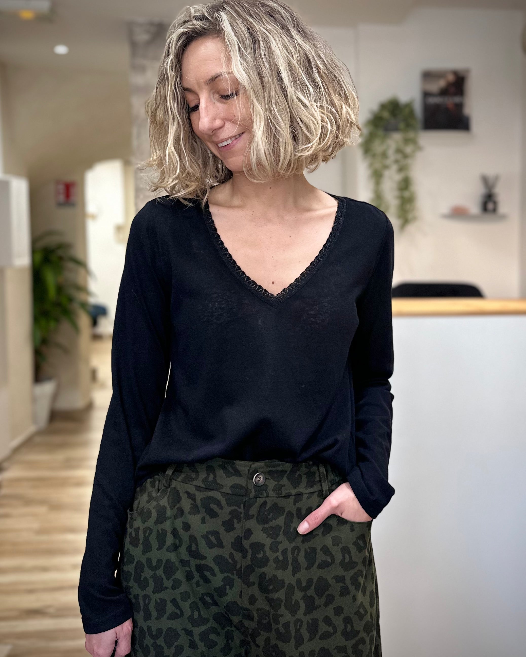 T-shirt noir femme coupe droite vu de face